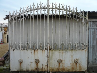 WROUGHT IRON GATE - Building Antiques 